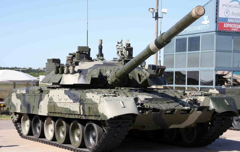 ロシアでT-80U戦車が絵を描いたり、フルーツ切ったり、踊ったり