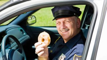 アメリカの警官はなぜ、ドーナツをよく食べるのか？その理由