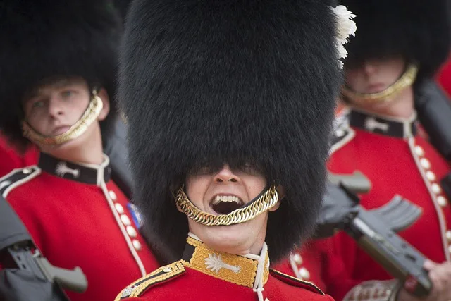 イギリスの近衛兵の黒い帽子は何であんなに大きいの？│ミリレポ｜ミリタリー関係の総合メディア