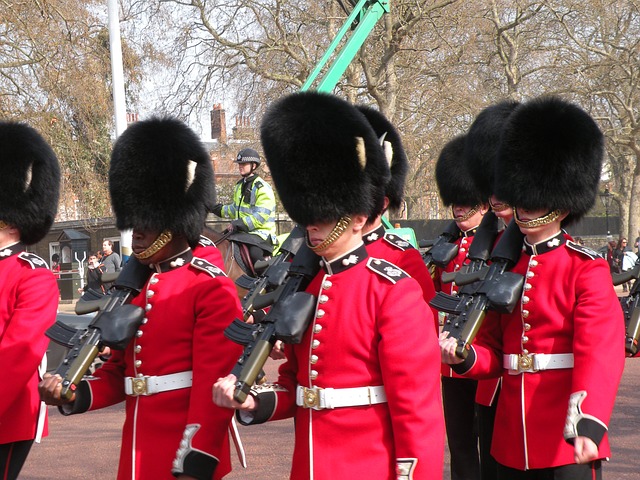 ロンドンの近衛兵の黒い帽子は何であんなに大きいの？
