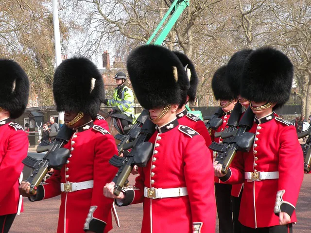 イギリスの近衛兵の黒い帽子は何であんなに大きいの ミリレポ ミリタリー関係の総合メディア