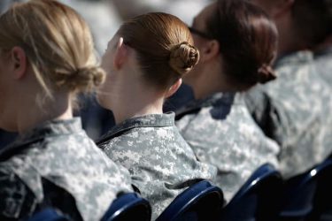 米陸軍は女性兵士のイヤリングと長いポニーテールを許可します