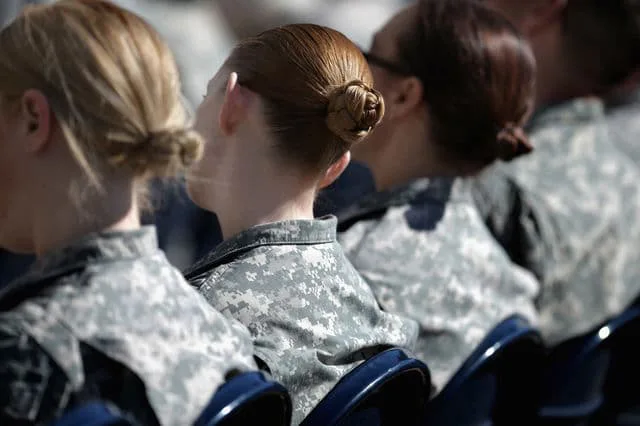 米陸軍は女性兵士のイヤリングと長いポニーテールを許可します ミリレポ ミリタリー関係の総合メディア