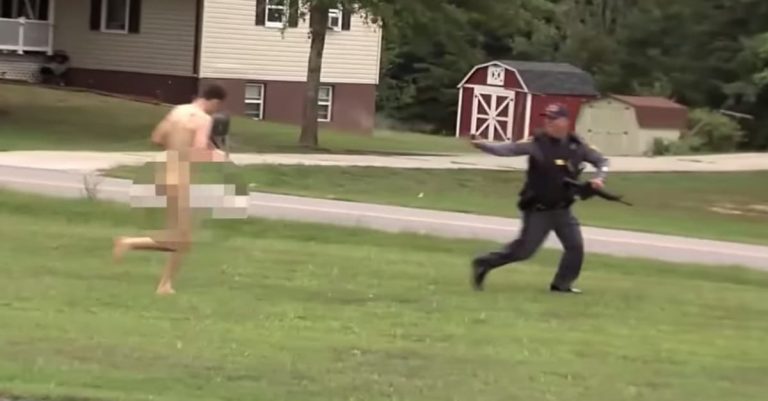 武装警官も全裸丸腰で迫ってくる男は撃てずにただ逃げるのみ。しかし、笑い事ではなかった