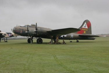 第二次大戦の空飛ぶ要塞B-17爆撃機が墜落で7人が死亡