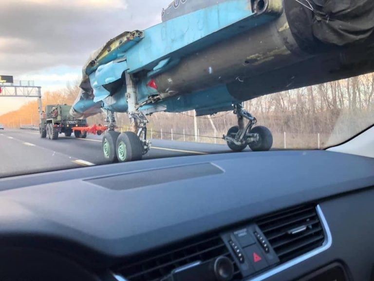 Su-34戦闘機を高速道路で運ぶロシア