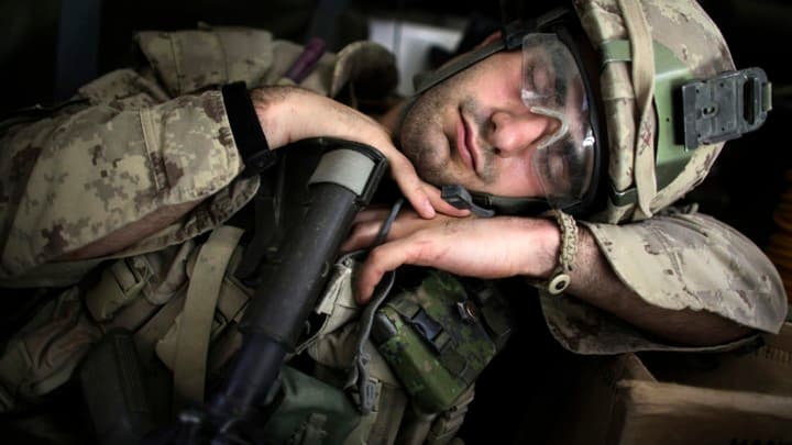 ２分で眠りに落ちる！米軍が開発した簡単に早く寝る方法
