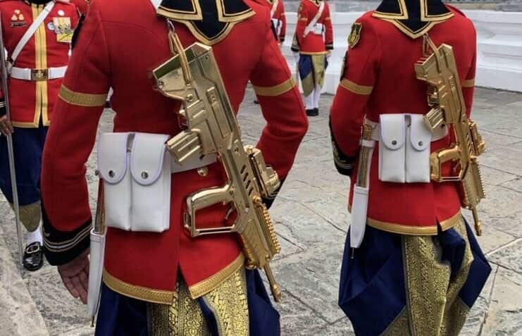 黄金のIWI Tavor（タボール）小銃を持つタイの王宮近衛兵