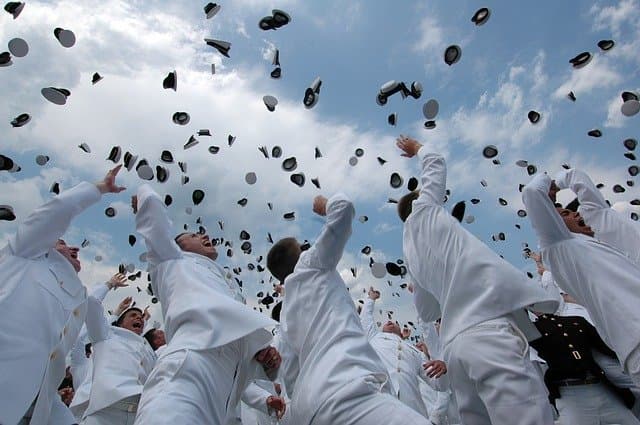 防衛大や士官学校の卒業式で帽子を投げるのはなぜ？
