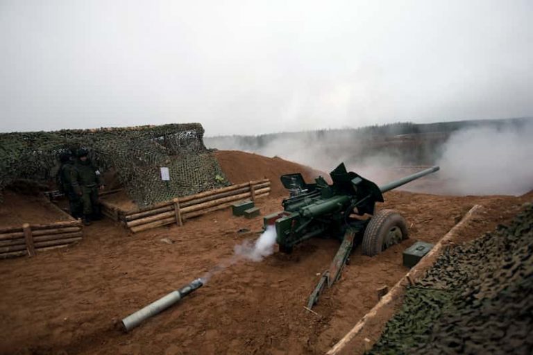 油田の火災を対戦車砲で砲撃して消化するロシア