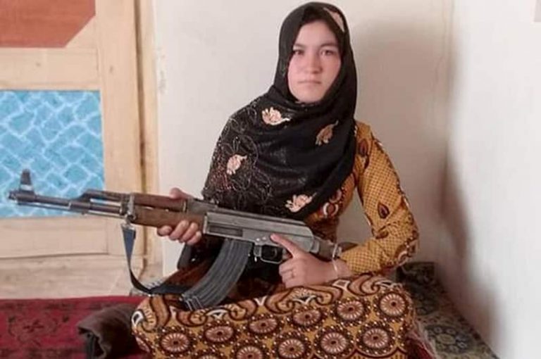 アフガニスタンの16歳の少女はAK47を手に取り両親の仇をとった
