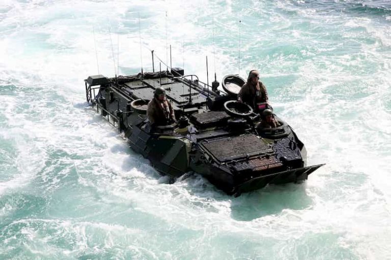 水陸機動団も使うAAV7が米軍で沈没事故、1人死亡、8人行方不明