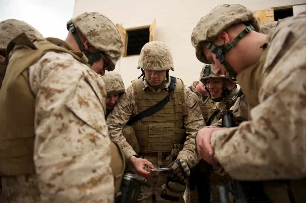 スマホを使っただけなのに。兵士が任務中にスマホ・携帯を使うとどうなる？