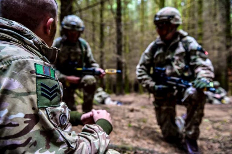 太った奴は戦えないと5人の兵士が軍から追い出されました