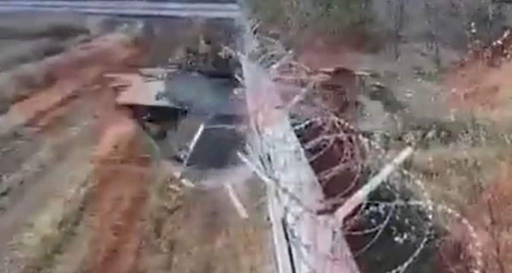 酔ったロシア兵がBMP-3戦闘車で空港の壁を破壊