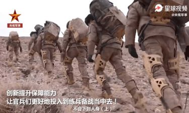 中国人民軍のチベット国境部隊の兵士は外骨格スーツを装着しています