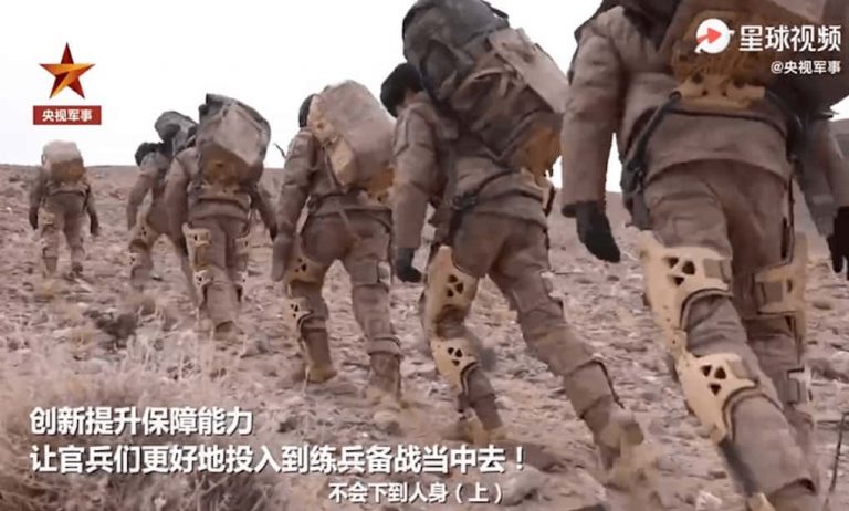 中国人民軍のチベット国境部隊の兵士は外骨格スーツを装着しています