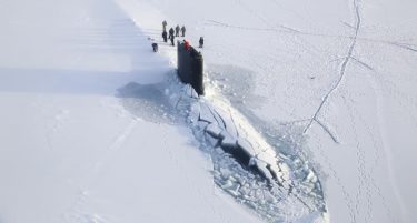 潜水艦が海氷の下から浮上する理由
