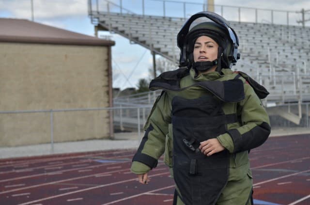 爆発物処理班の兵士が対爆スーツを着て走って世界記録を樹立