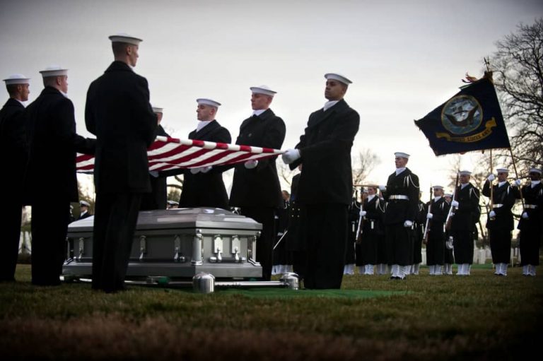 軍葬に参列した兵士は自殺率が増加すると米軍が警告