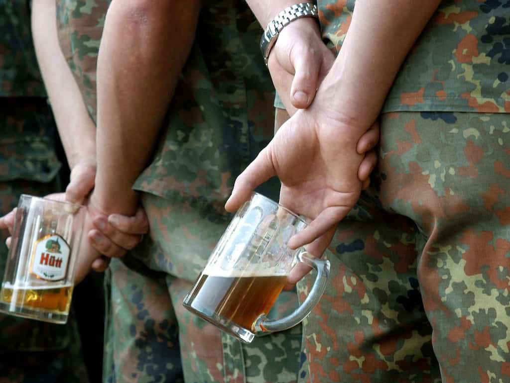 ドイツ軍兵士は一日2缶までビールを飲む権利がありますが余剰ビールの処分に困っています
