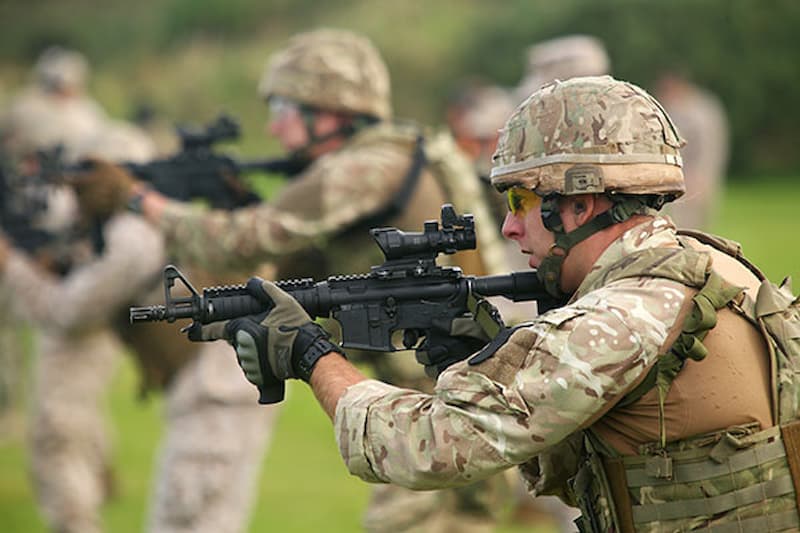 英陸軍特殊部隊はL85ライフルではなく、ARライフルを装備します