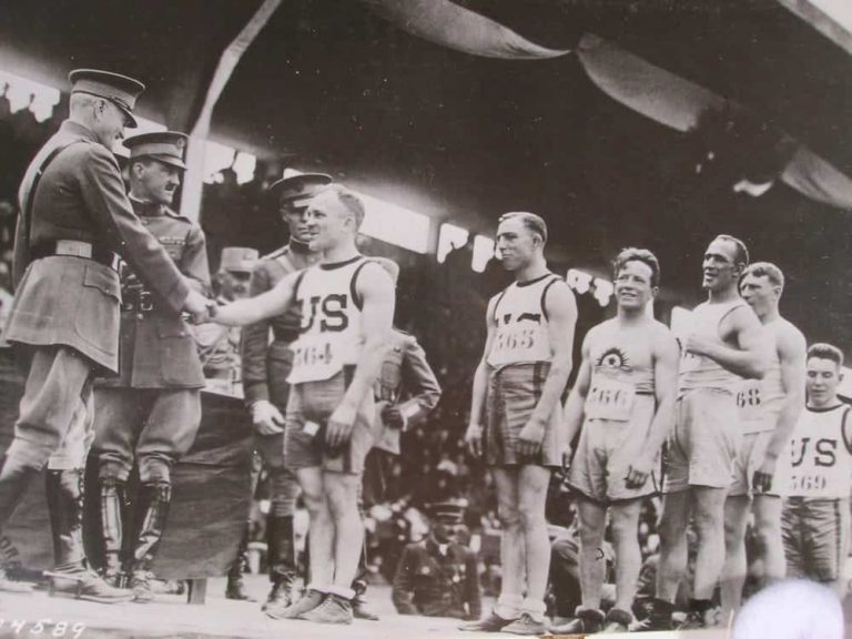 戦争で中止になったオリンピックの代わりに開催された大会。競技には手榴弾投げも
