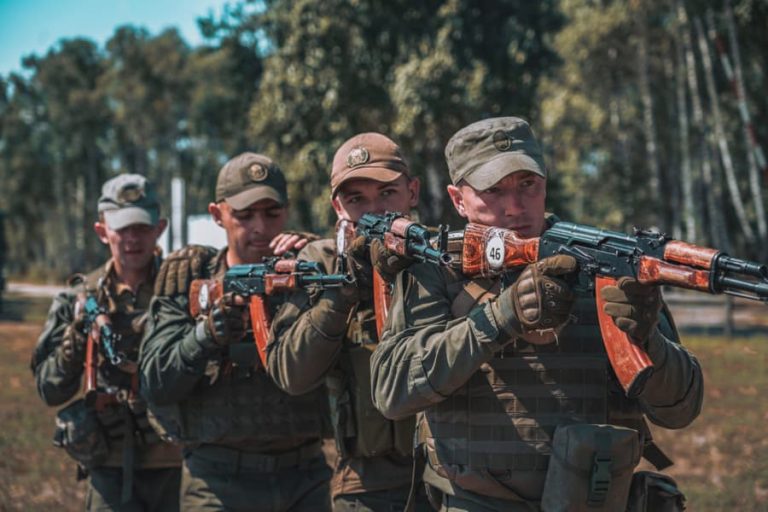 ウクライナ国家親衛隊はAKなどロシア系の小火器を捨て、ARといった米国系に切り替えます