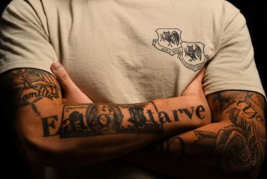 米海兵隊が15年ぶりに腕と膝下、全面のタトゥーを許可。でも、任務から外される可能性も