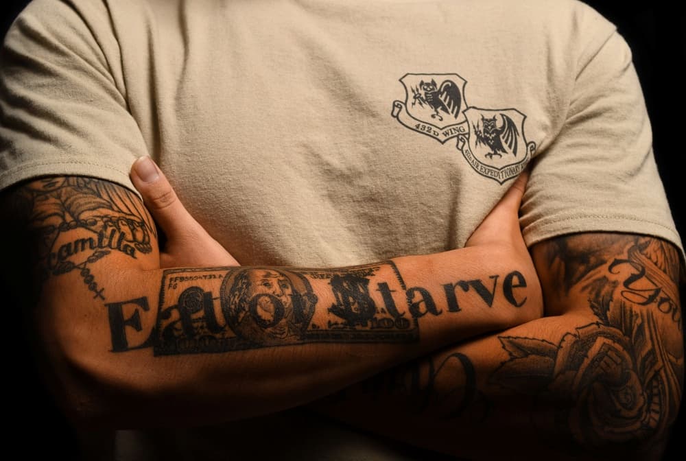 米海兵隊が15年ぶりに腕と膝下、全面のタトゥーを許可。タトゥーによっては任務から外されことも