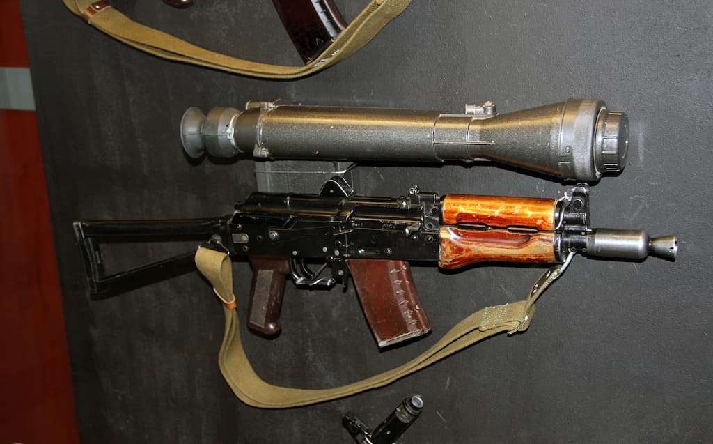 AKS-74Uに装着されたNSPU 