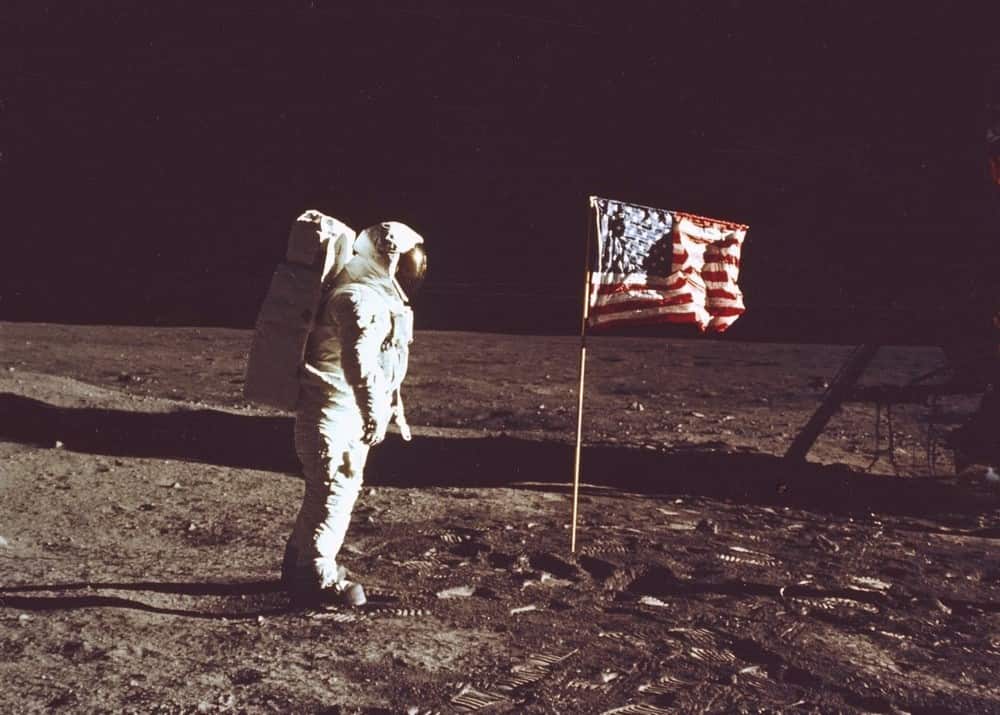 月面着陸したときに掲げたアメリカ国旗