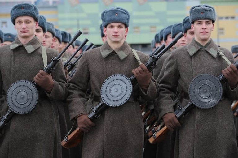 ウクライナ軍は第二次大戦時のDP28軽機関銃まで持ち出してきています