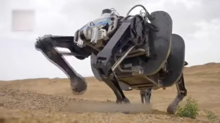中国が世界最大の四足歩行軍用ロボットを開発