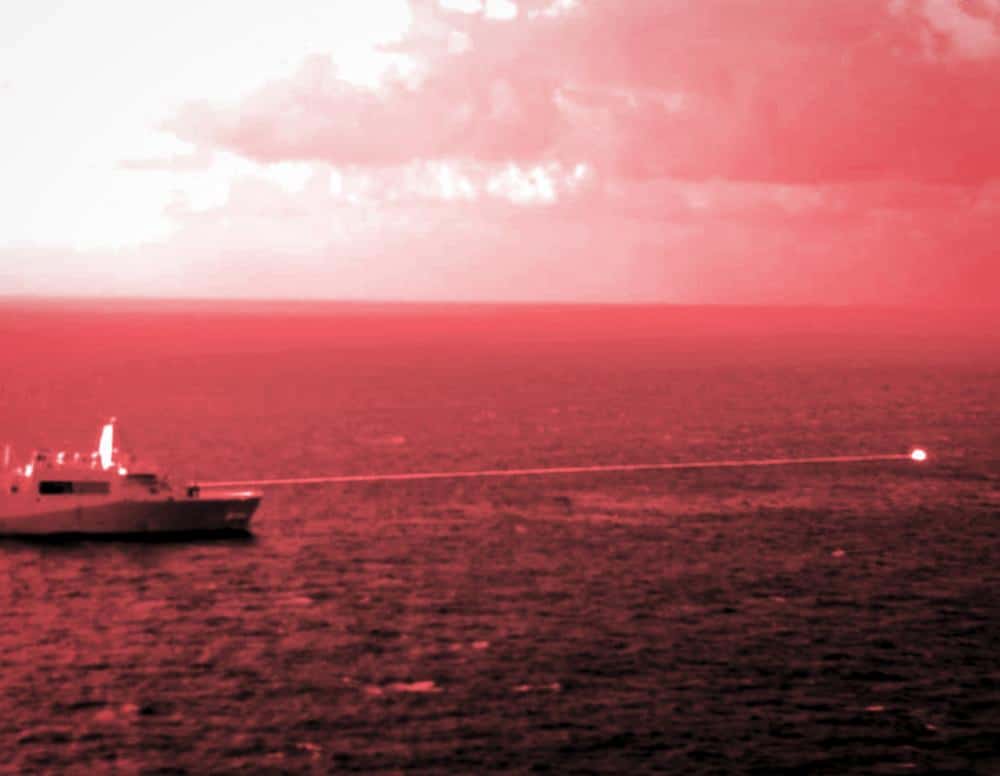 高エネルギーレーザー兵器の実験を行う米海軍USSポートランド