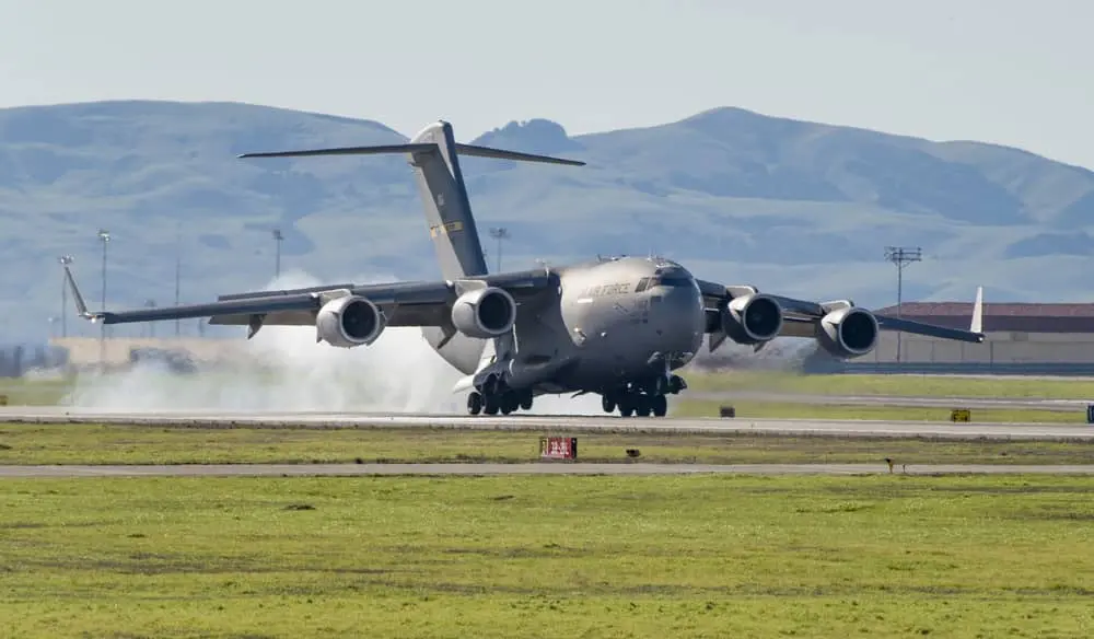 米軍のC-17輸送機が民間空港に着陸して滑走路を破壊してしまう