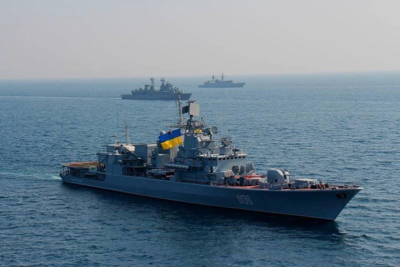 ウクライナ海軍はロシア軍に鹵獲されるぐらいならと旗艦を自沈させました