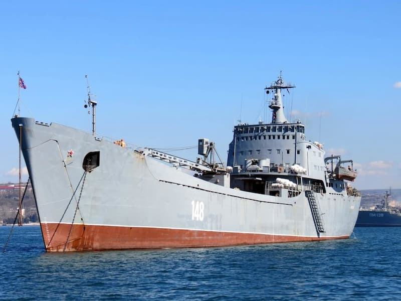 ウクライナ海軍がロシア海軍の大型戦車揚陸艦オルスクを破壊