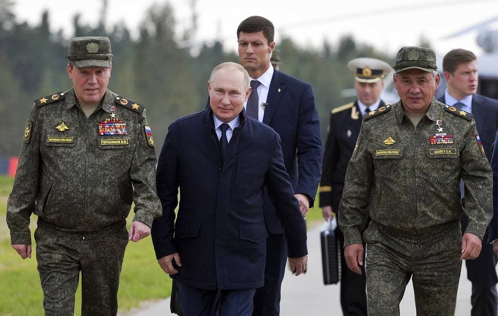 プーチン一人では核は撃てない。ロシアの核ボタンを持つ3人