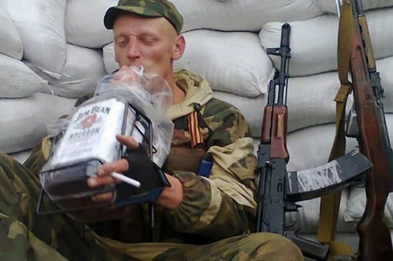 ロシア軍兵士はベラルーシで燃料や食料を金や酒に替えています