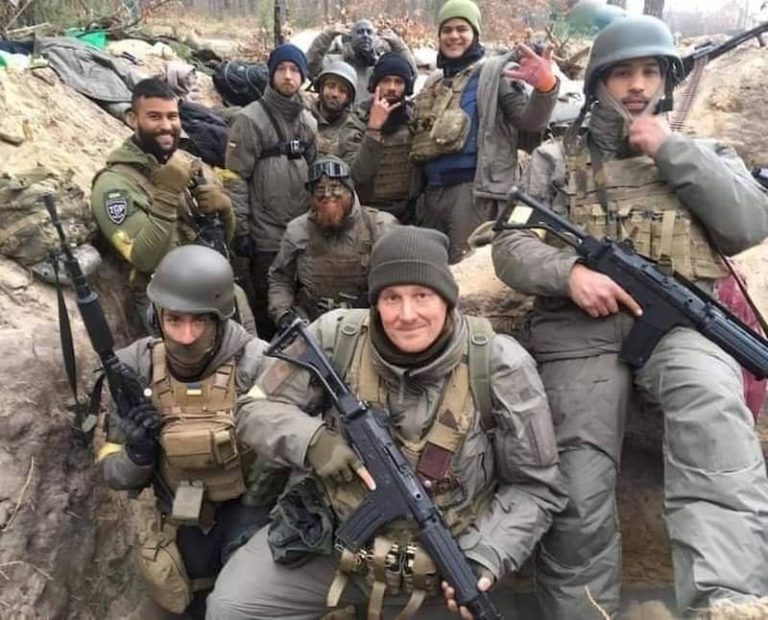 最初の外国人志願兵にはFNCが渡されましたがウクライナに支援として提供された銃器は何ですか？