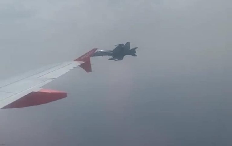 F/A-18戦闘機によってインターセプトされた旅客機、その理由は？