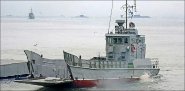 黒海艦隊の上陸用舟艇が味方が設置した機雷に接触して沈む