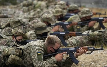 ウクライナ軍志願兵は中国の56式自動歩槍を使用して訓練を行っています