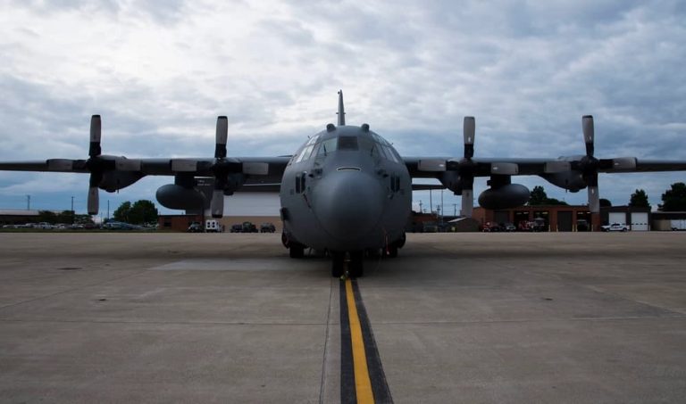 米空軍のC-130Hハーキュリーズ輸送機のほとんどでプロペラにヒビが入っており全機飛行禁止に
