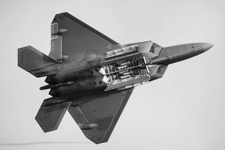 F-22が28発の空対空ミサイルを搭載、発射するという驚異の記録を打ち立てる
