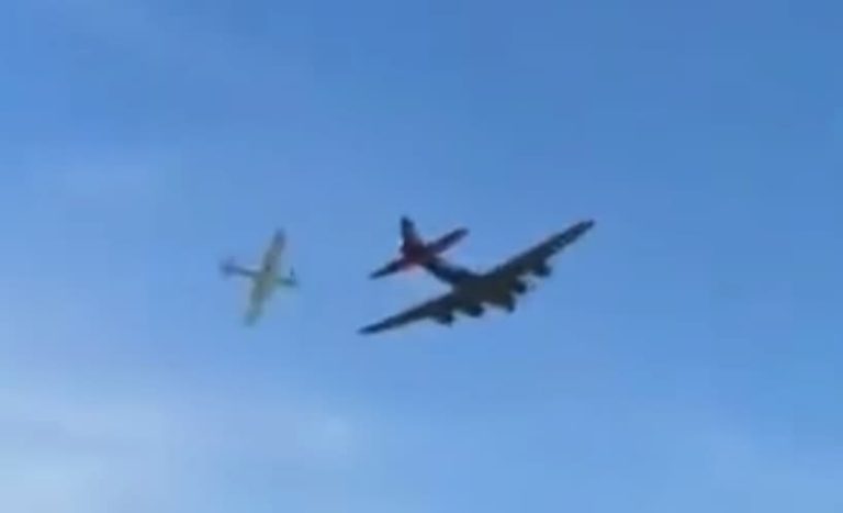 B-17爆撃機とP-63戦闘機が空中衝突