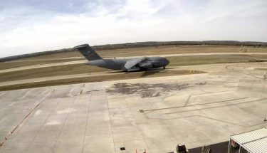 米軍のC-17輸送機が民間空港に着陸して滑走路を破壊してしまう
