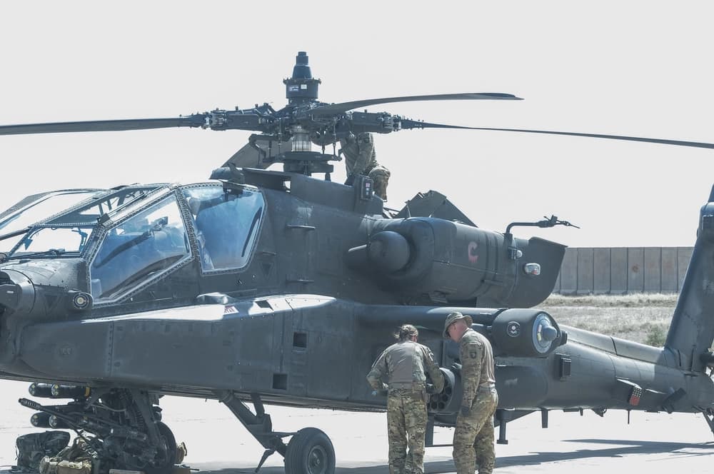 翼端に前モデルのLAIRCMを装着したAH-64E（US Army）