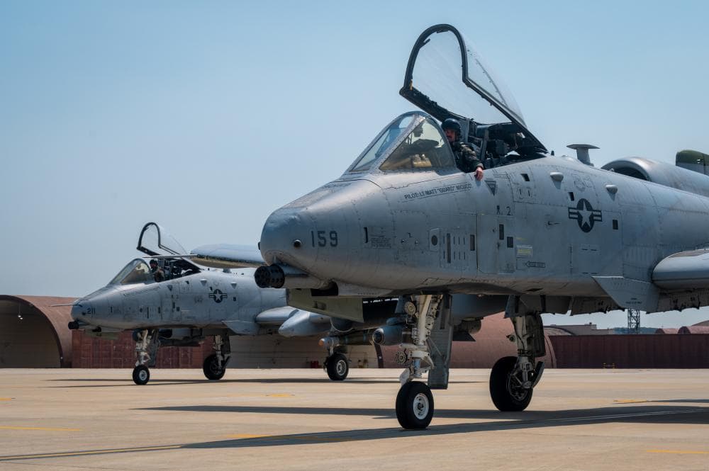 古いA-10攻撃機は中東に送られ、戦闘機はロシア、中国近辺に配備される